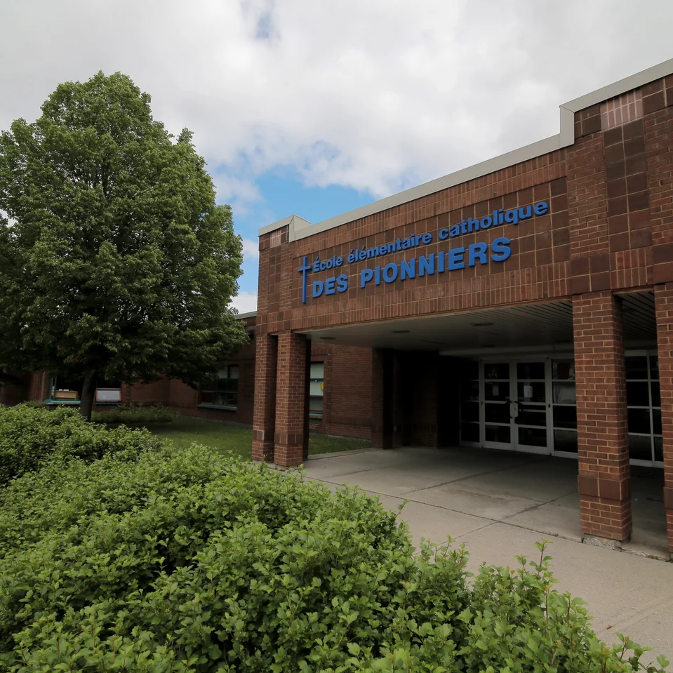 Façade de l'école des Pionniers