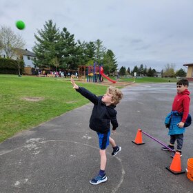 Élève jouant à la balle à l'extérieur